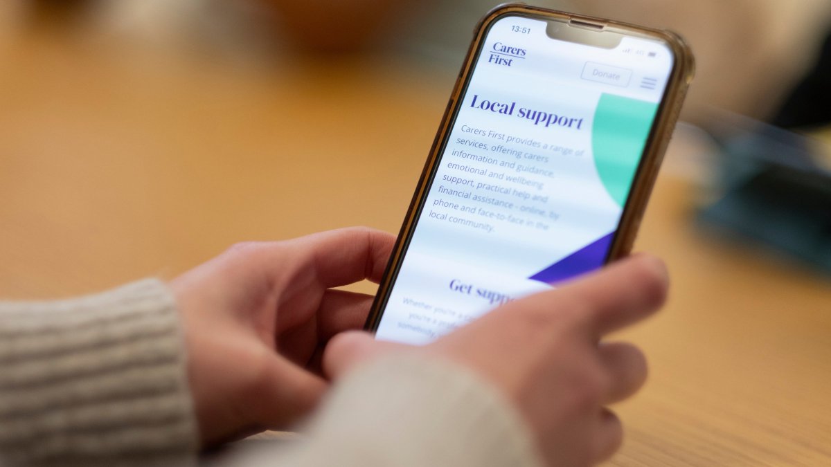 Carers_first's tweet image. 🗣️ Your voice matters - volunteer to test out our new online chat function, designed to better support carers like yourself!

This is your chance to tell us what works, what doesn&apos;t, and what you need from an online support service. All you&apos;ll have to do is:
👉 Try out the chat…