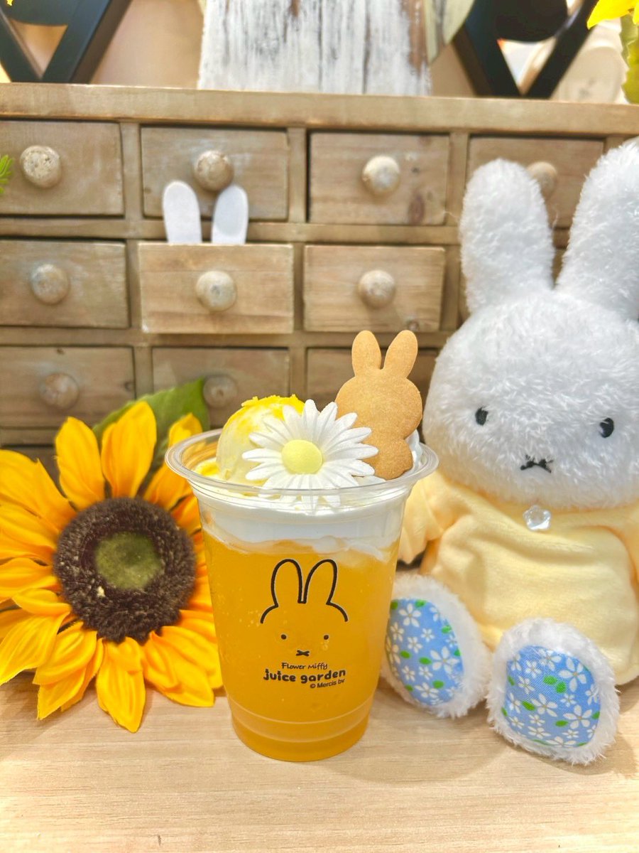 FlowerMiffy's tweet image. 🌻7/18〜7/21まで、ジュースガーデン池袋店限定発売🌻「ありがとう」の感謝をこめて、花束をイメージした、サマーブーケドリンクが登場します☆
マンゴーソーダに、クリーミーなバニラアイスをトッピング。夏の魅力をギュッと詰め込んだらとっておきの一杯をぜひ、お楽しみくださいね♪