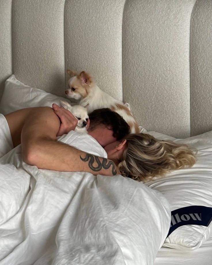 kh_thorns's tweet photo. A conchinha é tão gostosa que ate os cachorros querem participar 🤭 https://t.co/lu56kHu29O