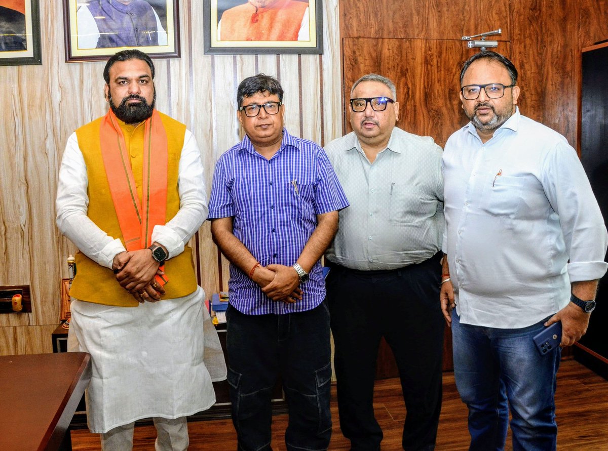 "इंडियन एक्सप्रेस" के वरिष्ठ पत्रकार श्री संतोष सिंह जी एवं श्री आदित्य अनमोल जी ने स्वरचित चर्चित पुस्तक "भारत रत्न जननायक कर्पूरी ठाकुर: बेजुबानों की आवाज" की एक प्रति भेंट की। पिछड़ों की आवाज जननायक की ये पुस्तक अवश्य ही नई पीढ़ी को पढ़नी चाहिए। 

अपनी शानदार लेखनी से स्मृति