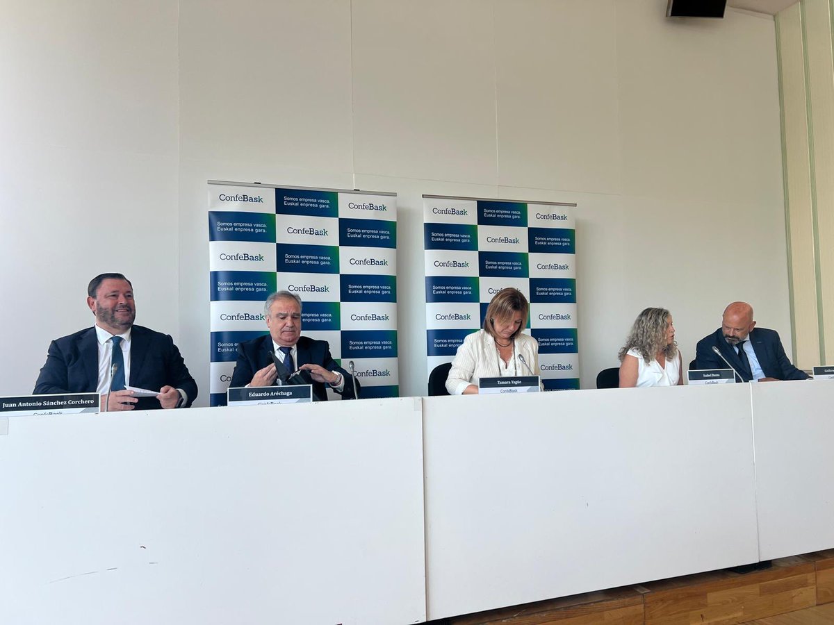 El presidente de <a href="/EmpreSEA/">Empresas Alavesas</a>, Juan Antonio Sánchez Corchero, participa en la rueda de prensa posterior al Consejo General de <a href="/Confebask/">Confebask</a>.