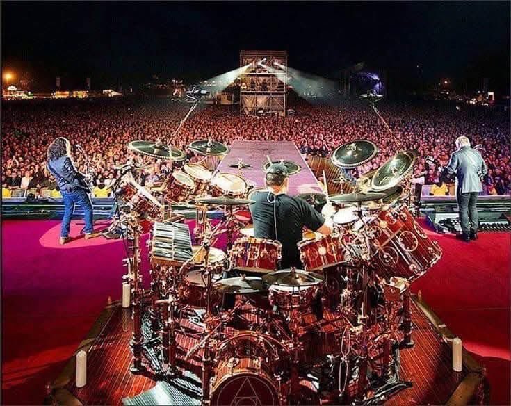 Celestial machinery - move through your commands
Goddesses of mystery, so delicate and so grand
Moved to worship, we bow and close our eyes
Clockwork angels, promise every prize…

#RipNeilPeart 
Happy Triumvirate Thursday #RushFamily 💞