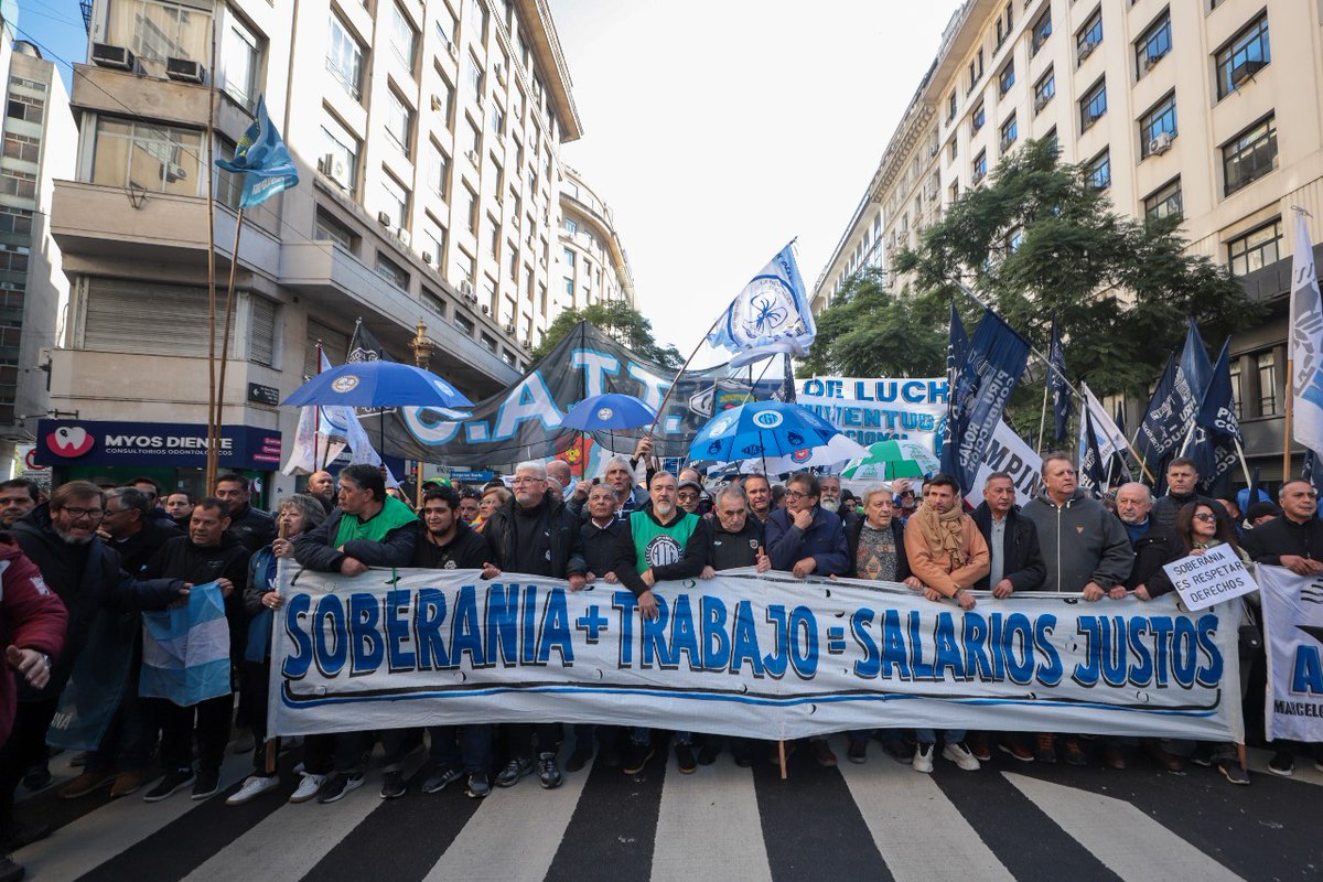 rodoaguiar's tweet image. AHORA!!
EN DEFENSA DEL GARRAHAN, ATE MOVILIZA HOY CON EL FRENTE SINDICAL A PLAZA DE MAYO!!
El Frente Sindical se consolida y sigue creciendo. La manera en que este Frente por la Soberanía, el Trabajo Justo y el Salario Digno siga cumpliendo con el desafío de unir todas las…