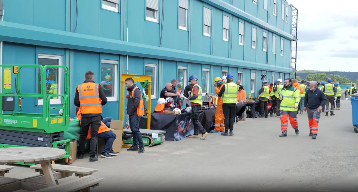 WatesGroup's tweet image. Over 1,100 site team members joined us for our #SummerStartRight at the #AESCUK gigafactory project in Sunderland.
Big thanks to Zak Wilkinson for bravely sharing his story – a powerful reminder that safety includes wellbeing.
Find out more: eu1.hubs.ly/H0lQ4HC0