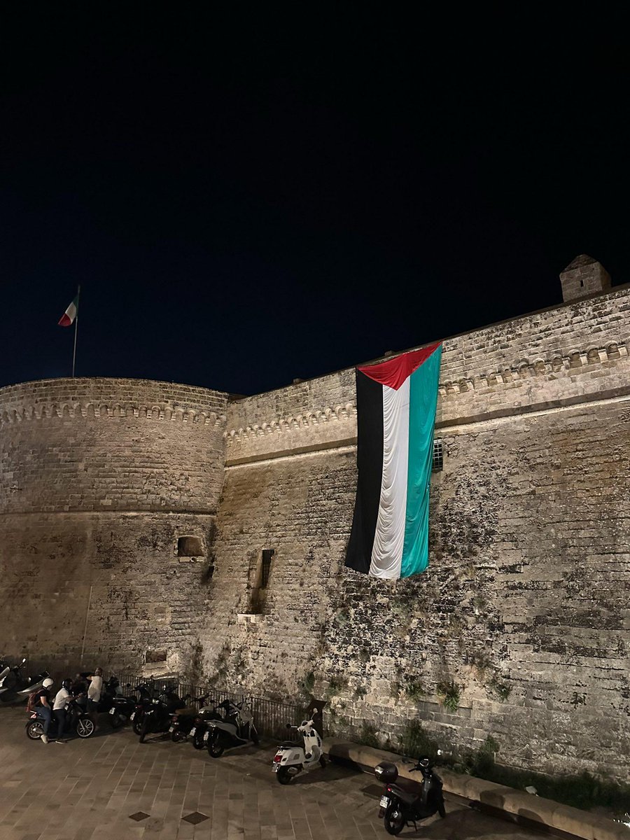 📢Hanzala Gemisi Bilgilendirme 📢
Lütfen çevrenizle paylaşınız.

Hanzala Gemisi İtalya'nın Galipoli Şehrine ulaştı,
İtalyan Filistin Destekçileri dün gece Hanzala ile dayanışma göstermek için şehrin en büyük ve tarihi duvarına Filistin bayrağı astı.
Amerikan-İsrail Vatandaşlığı