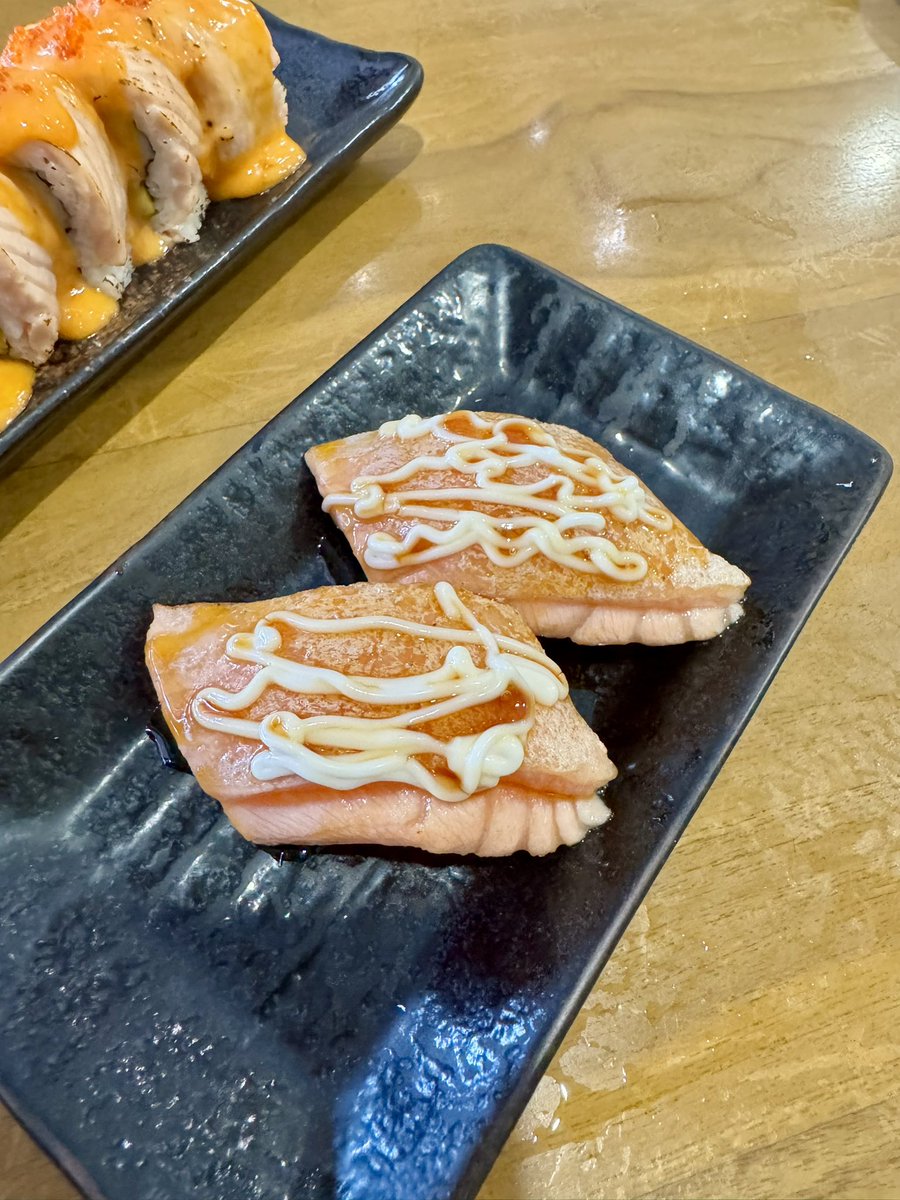 Kemarin bgt makan di Sushi Matsuki BSD edyaaaann ENAK BGTT salmon belly teriyaki aburinyaaaa!!
Potongan salmon bellynya gede dan di torchnya tipiss  jadi dalemnya masih mentah, nasinya dibawah seuprit jadi yg full dan lumerrr di mulut tuh salmon + sausnya. Akan balik lagii 🤤🤤🤤