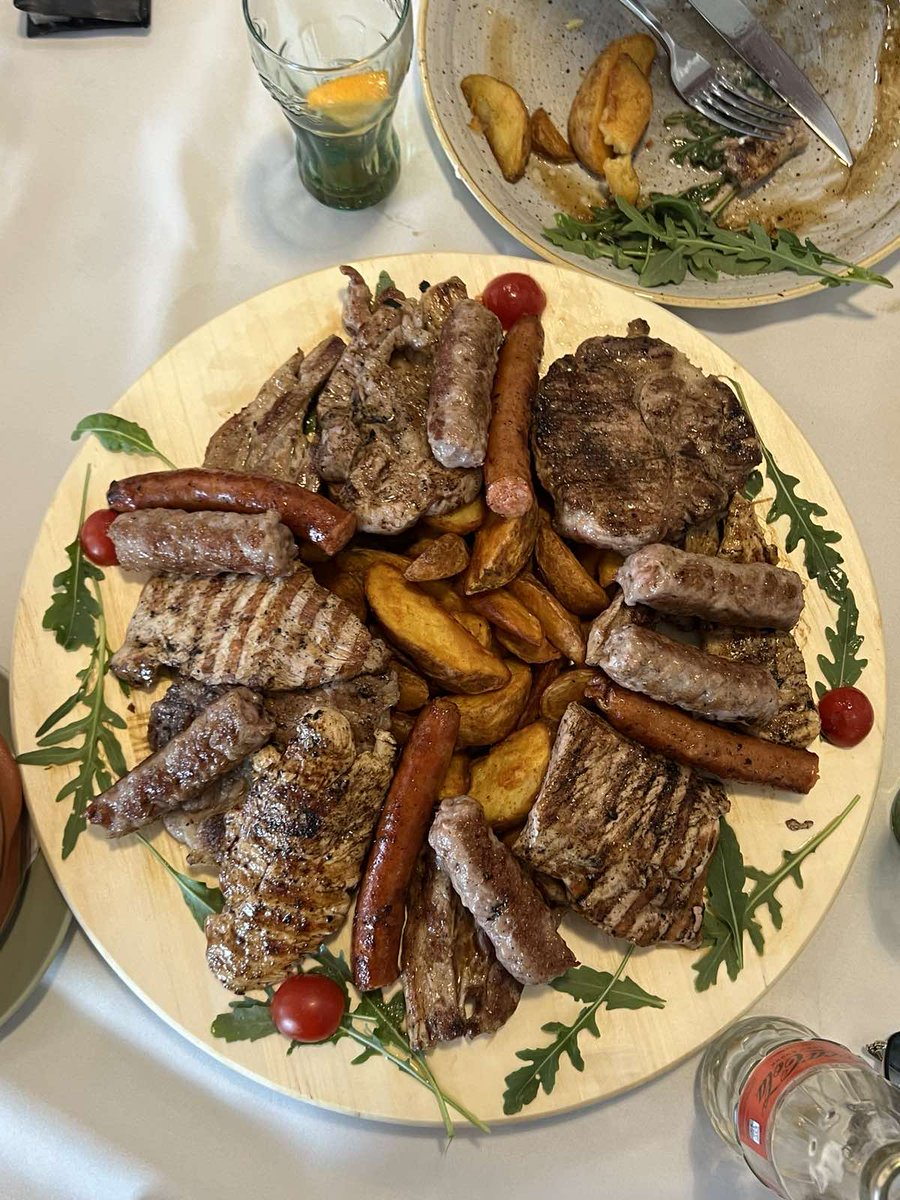 BoskoObradovic's tweet image. Драги пријатељи који путујете из свих делова Србије за Златибор, Црну Гору или другде по Шумадији и западној Србији, добро дошли у госте у ресторан домаће кухиње "Јелички врт" у Чачку! Чека вас најбоља чачанска ракија, домаће крафт пиво и најбоља српска вина, уз врхунску клопу!