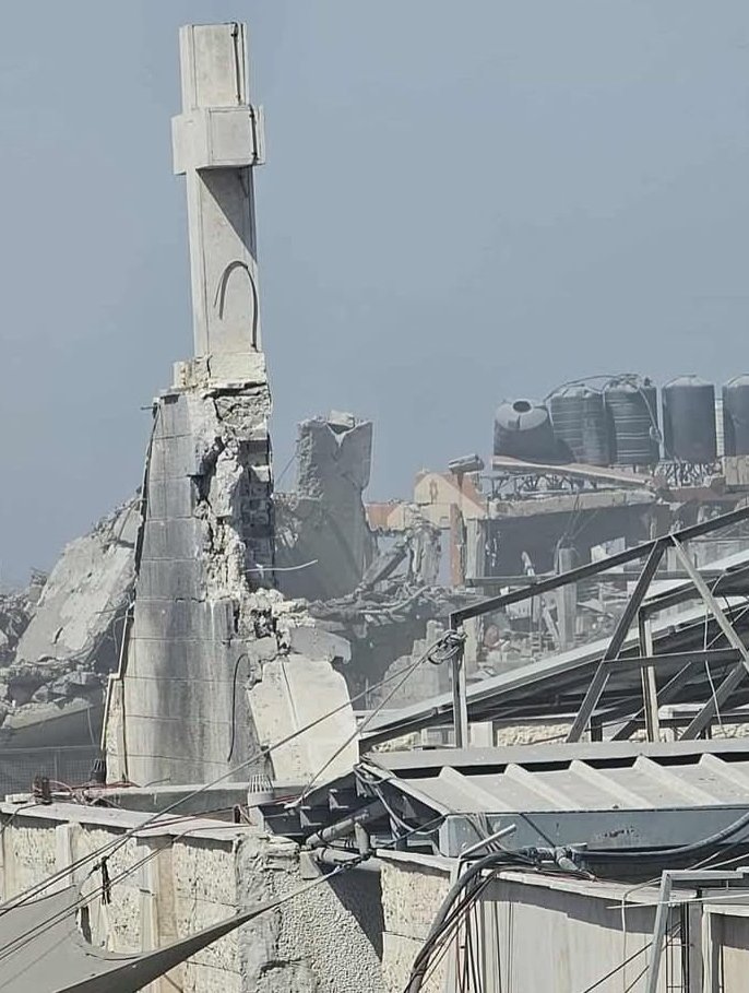 Imágenes de la Iglesia de la Sagrada Familia, única iglesia católica de Gaza, después de los daños causados por un ataque israelí esta mañana.

El párroco, el Padre Gabriel Romanelli resultó herido junto con otras personas.