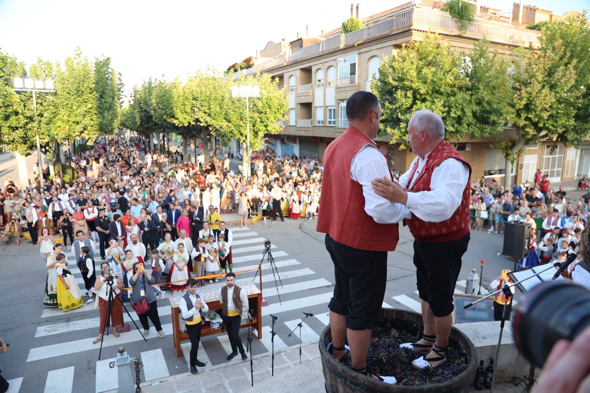 valenciaturisme (@valenciaturisme) on Twitter photo 🎉✨#Requena celebra la Fiesta de la Vendimia, declarada de Interés Turístico, del 20 al 31 de agosto.
🍇Esta fiesta gira en torno a la cosecha de la uva con tradiciones que te transportan al pasado.
<a href="/AYTOREQUENA/">Ayto. de Requena</a> <a href="/dipvalencia/">Diputació de València</a> <a href="/c_valenciana/">Comunitat Valenciana</a> #València #Valènciaturisme 🎉✨#Requena celebra la Fiesta de la Vendimia, declarada de Interés Turístico, del 20 al 31 de agosto.
🍇Esta fiesta gira en torno a la cosecha de la uva con tradiciones que te transportan al pasado.
<a href="/AYTOREQUENA/">Ayto. de Requena</a> <a href="/dipvalencia/">Diputació de València</a> <a href="/c_valenciana/">Comunitat Valenciana</a> #València #Valènciaturisme