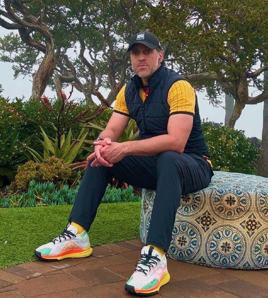 بند کفش علی کریمی از این 700 امضا کننده بیانیه مجلس موسسان اعتبار بیشتری داره
#ننگ_بر_شورش۵۷