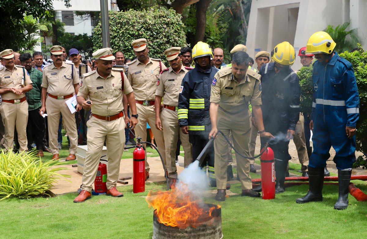 cyberabadpolice's tweet image. A comprehensive fire mock drill was conducted at the @cyberabadpolice Commissionerate, in collaboration with the Telangana State Fire Department, to enhance emergency response systems, improve inter-departmental coordination, and ensure public safety during disaster situations.