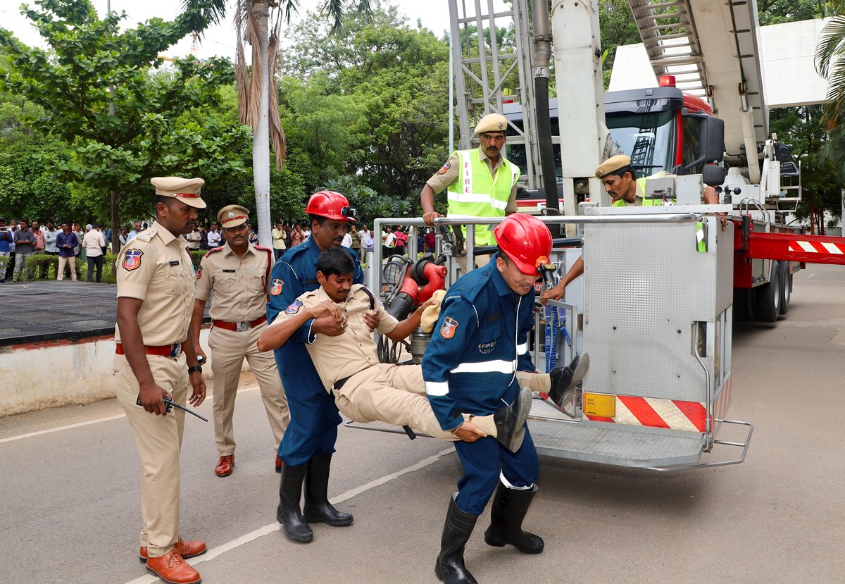 cyberabadpolice's tweet image. A comprehensive fire mock drill was conducted at the @cyberabadpolice Commissionerate, in collaboration with the Telangana State Fire Department, to enhance emergency response systems, improve inter-departmental coordination, and ensure public safety during disaster situations.