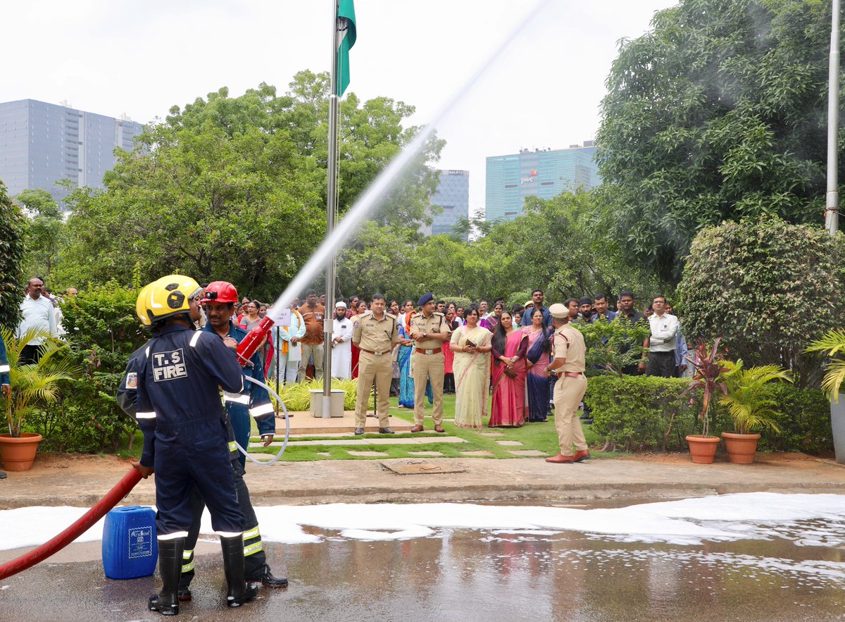 cyberabadpolice's tweet image. A comprehensive fire mock drill was conducted at the @cyberabadpolice Commissionerate, in collaboration with the Telangana State Fire Department, to enhance emergency response systems, improve inter-departmental coordination, and ensure public safety during disaster situations.