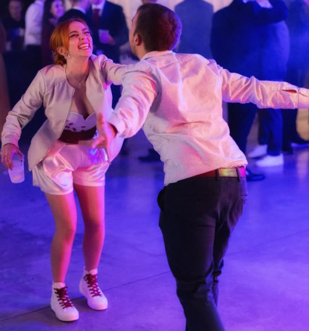 Quedó así de precioso, por cierto. Y lo mejor, estaba hecho a medida, en todos los sentidos. Tenía claro que quería estar cómoda, así que cuando necesité quitarme la cola, podía quitarla, y en el momento de bailar, me quité la falda larga y debajo tenía una shorts