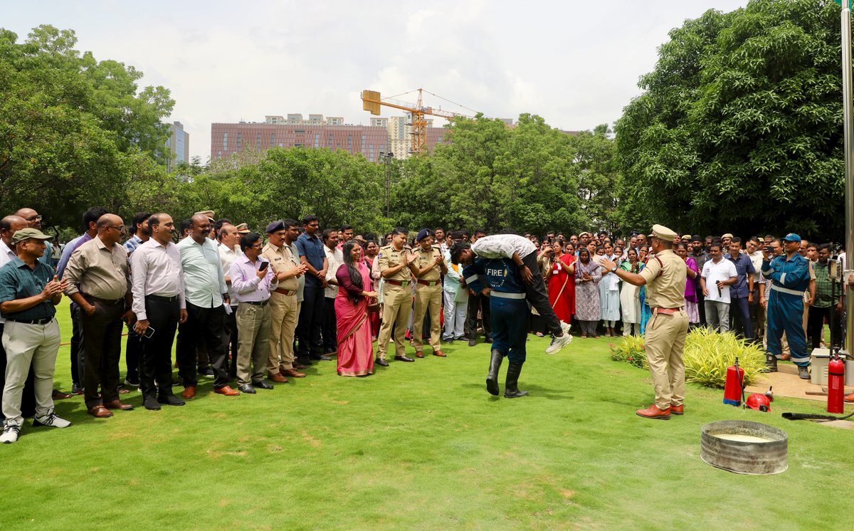 cyberabadpolice's tweet image. A comprehensive fire mock drill was conducted at the @cyberabadpolice Commissionerate, in collaboration with the Telangana State Fire Department, to enhance emergency response systems, improve inter-departmental coordination, and ensure public safety during disaster situations.
