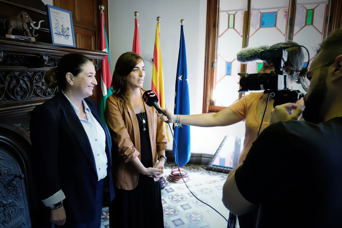 recercauniscat's tweet image. 📍La consellera Núria Montserrat visita l’Ajuntament de Viladecans i es reuneix amb l’alcaldessa Olga Morales i el seu equip
📌Aborden la implicació de la ciutat en la @redimpulso, que agrupa a ciutats compromeses amb la promoció del coneixement i la innovació en l'àmbit local