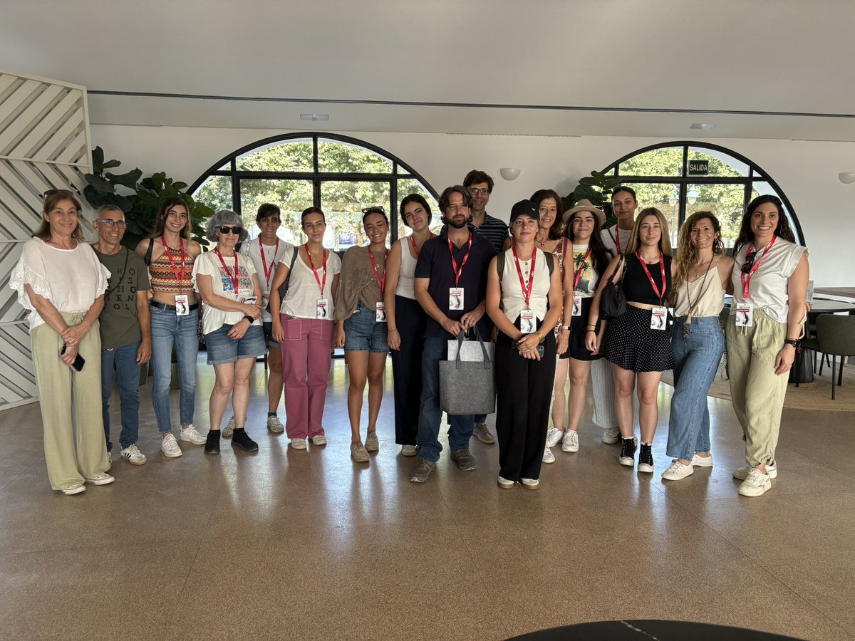 HipodromoMadrid's tweet photo. 🏇✨ Hoy, una mañana para vivir el Hipódromo desde dentro ✨🏇

Hoy, jueves 17 de julio, los alumnos del @cursosveranoUCM, “El purasangre inglés, un atleta de élite” están disfrutando de una experiencia única:

✅ Bajada a pista para ver los galopes de entrenamiento
✅ Visita a las cuadras
✅ Observación de la salida de cajones
✅ Recorrido completo por todo el recinto: tribuna, palcos, paddock, sala de jockeys…

Una gran mañana para aprender, descubrir y sentir de cerca la pasión que se vive cada día en el Hipódromo de la Zarzuela, de la mano de José Luis Martínez, jockey.

#HipódromoDeLaZarzuela #CursosDeVeranoUCM