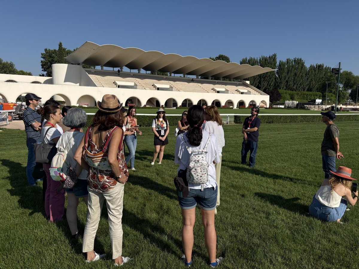 HipodromoMadrid's tweet photo. 🏇✨ Hoy, una mañana para vivir el Hipódromo desde dentro ✨🏇

Hoy, jueves 17 de julio, los alumnos del @cursosveranoUCM, “El purasangre inglés, un atleta de élite” están disfrutando de una experiencia única:

✅ Bajada a pista para ver los galopes de entrenamiento
✅ Visita a las cuadras
✅ Observación de la salida de cajones
✅ Recorrido completo por todo el recinto: tribuna, palcos, paddock, sala de jockeys…

Una gran mañana para aprender, descubrir y sentir de cerca la pasión que se vive cada día en el Hipódromo de la Zarzuela, de la mano de José Luis Martínez, jockey.

#HipódromoDeLaZarzuela #CursosDeVeranoUCM