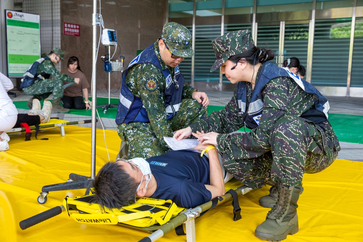 MoNDefense's tweet image. #HK41 #Day9
Tri-Service General Hospital held its first evacuation drill, verifying procedures to preserve medical capacity during sustained operations.
Minister Wellington Koo praised the effort and urged ongoing improvement through after-action reviews.
#ROCArmedForces
