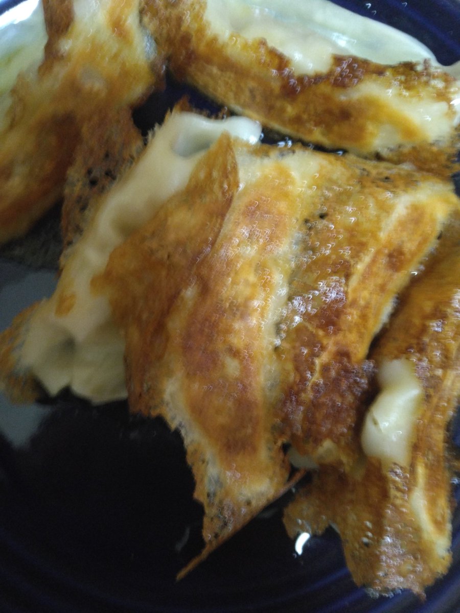 みんなお疲れ！
明日は休みだけど料理作るの面倒くさくて王将の冷凍食品w
これマジ楽で結構美味しいよ🤤
実際これが日常🤣
たまに飲みながら料理するくらい
ぶっちゃけ酒飲みたいからつまみ感覚で料理するだけw