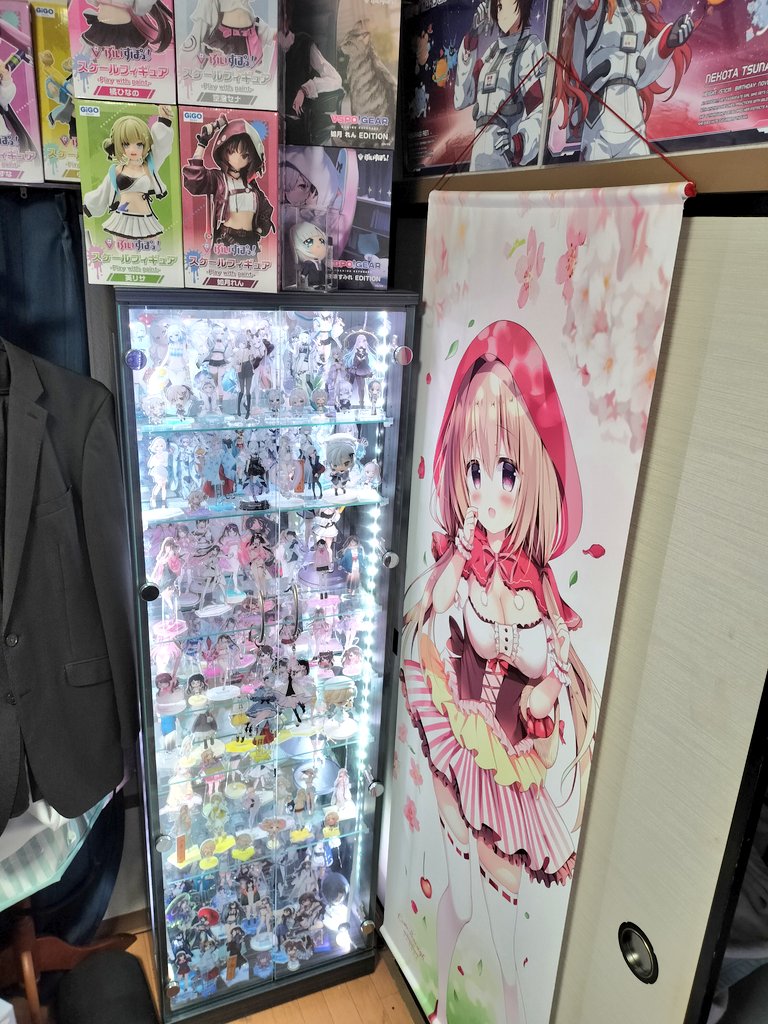 chartcube's tweet image. お部屋大分模様替えしたので更新します〜
リビング中心に推し活グッズ特にアクスタを好きなだけ集めています。自分のスキをいろいろな形で表現できたらなと思います！