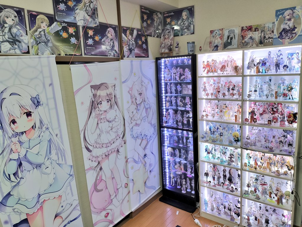 chartcube's tweet image. お部屋大分模様替えしたので更新します〜
リビング中心に推し活グッズ特にアクスタを好きなだけ集めています。自分のスキをいろいろな形で表現できたらなと思います！