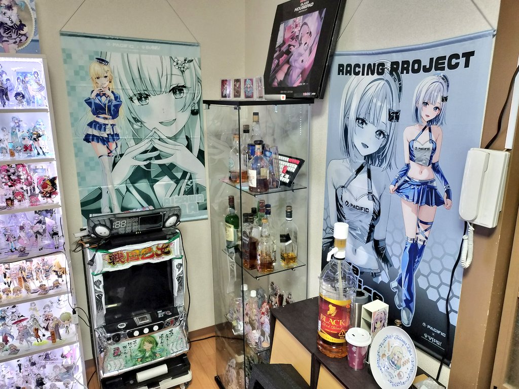 chartcube's tweet image. お部屋大分模様替えしたので更新します〜
リビング中心に推し活グッズ特にアクスタを好きなだけ集めています。自分のスキをいろいろな形で表現できたらなと思います！