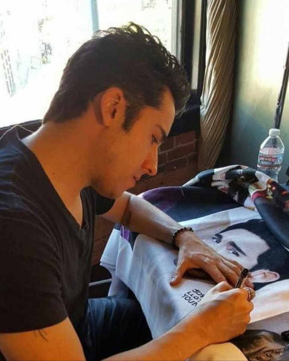 A #TBT from a few years ago... <a href="/GenuineJLY/">John Lloyd Young</a> signing items backstage at Sterling's Upstairs At The Federal. (Photo courtesy of Frances Parraga) 🙂🕶🙏❤️📝🎶⭐💥🕶💥 #johnlloydyoungfriends #jerseyboys #broadway #soul #grammyawardwinner #tonyawardwinner #johnlloydyoung