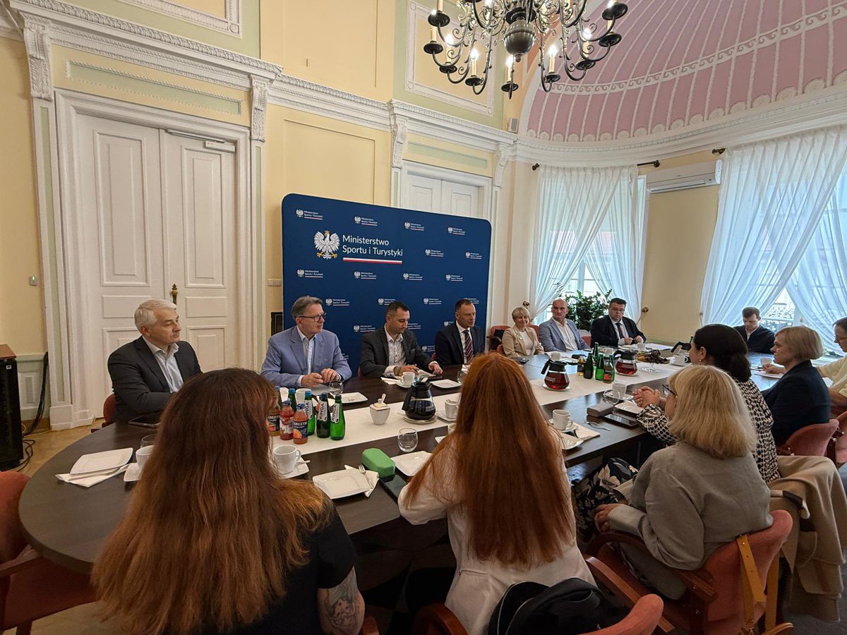piotr_borys's tweet image. 📈W @SPORT_GOV_PL prowadzimy z branżą prace nad deregulacją w turystyce – zgodnie z szerokim procesem deregulacyjnym, który prowadzi rząd. Celem jest uproszczenie przepisów i usunięcie barier, które ograniczają rozwój branży turystycznej.
🤝W spotkaniu poświęconym deregulacji…
