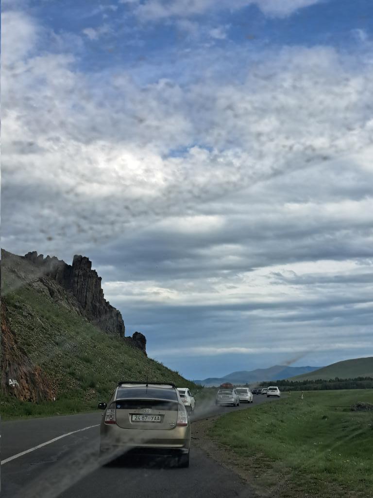 100 км дөт, 52 км цагаан шороогоор гүйлгээд Батцэнгэл сумын шинэ засмалруу гэдэг зам сонгоод саллаа.Тэр жолооч нарыг 100 км хойно орхих юм байна 🤗