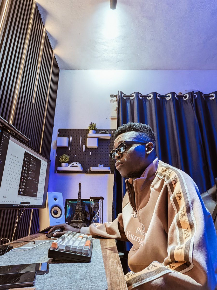 bafrekauiux's tweet image. Excited to kick off a fresh design gig for an international client 🎉
I'll be designing a cross-platform software interface that works seamlessly on Windows, macOS, and Web.
I'm Babatunde, A Product Designer ( UI/UX designer )and a design system engineer.