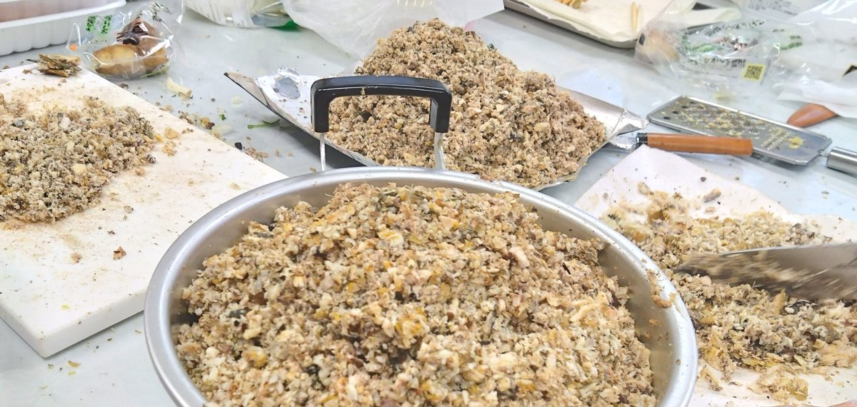 琵琶湖の漁師、養殖業者、加工業者集まり、みんなで鮎餃子約1000個つくりました☺
これから届けていきます！✨️