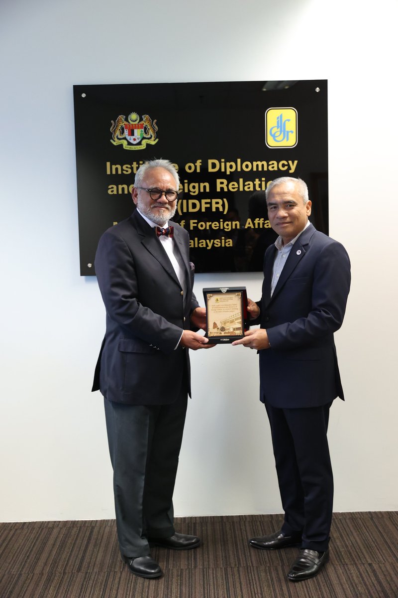 Institute of Diplomacy and Foreign Relations 🇲🇾 (@idfrmalaysia) on Twitter photo Courtesy call by Lieutenant General Dato’ Seri Haji Muhammad Huzaimi Sabri, Chief Executive, Malaysian Institute of Defence and Security (MiDAS) on 14 July 2025.
#courtesycall #IDFRMalaysia #WismaPutra #MyASEAN2025 #MYASEANChair2025
<a href="/MalaysiaMFA/">Wisma Putra</a> Courtesy call by Lieutenant General Dato’ Seri Haji Muhammad Huzaimi Sabri, Chief Executive, Malaysian Institute of Defence and Security (MiDAS) on 14 July 2025.
#courtesycall #IDFRMalaysia #WismaPutra #MyASEAN2025 #MYASEANChair2025
<a href="/MalaysiaMFA/">Wisma Putra</a>