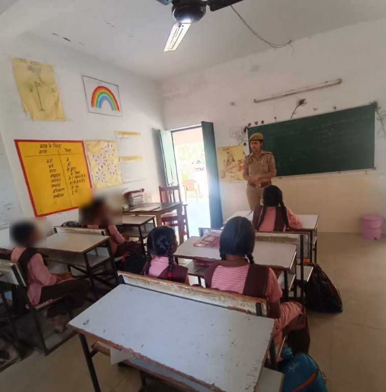 UNNAO POLICE (@unnaopolice) on Twitter photo #UnnaoPolice थाना बारासगवर की #MissionShakti टीम/महिला बीट अधिकारियों द्वारा क्षेत्र में भ्रमणशील रहते हुए बालिकाओं को महिला संबन्धी कानूनों/आत्मरक्षा से संबंधित उपायों/हेल्पलाइन नंबरो आदि के विषय में विस्तृत जानकारी दी गयी। #WomenEmpowerment
<a href="/Igrangelucknow/">IG Range Lucknow</a> #UnnaoPolice थाना बारासगवर की #MissionShakti टीम/महिला बीट अधिकारियों द्वारा क्षेत्र में भ्रमणशील रहते हुए बालिकाओं को महिला संबन्धी कानूनों/आत्मरक्षा से संबंधित उपायों/हेल्पलाइन नंबरो आदि के विषय में विस्तृत जानकारी दी गयी। #WomenEmpowerment
<a href="/Igrangelucknow/">IG Range Lucknow</a>