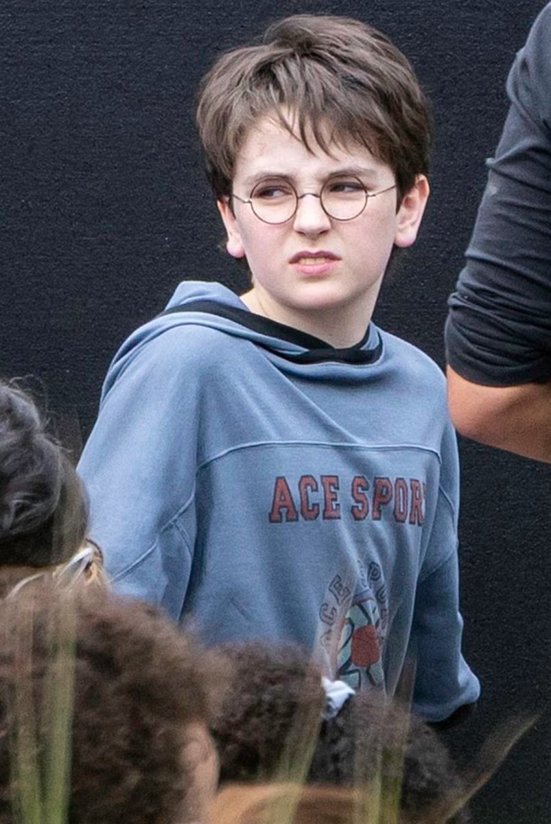 HPMoviesNews's tweet image. First pics of Dominic McLaughlin from the set of the upcoming Harry Potter series on HBO Max at the London Zoo. 🤩
® Harry Potter | #HarryPotter