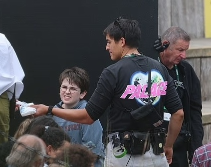 HPMoviesNews's tweet image. First pics of Dominic McLaughlin from the set of the upcoming Harry Potter series on HBO Max at the London Zoo. 🤩
® Harry Potter | #HarryPotter
