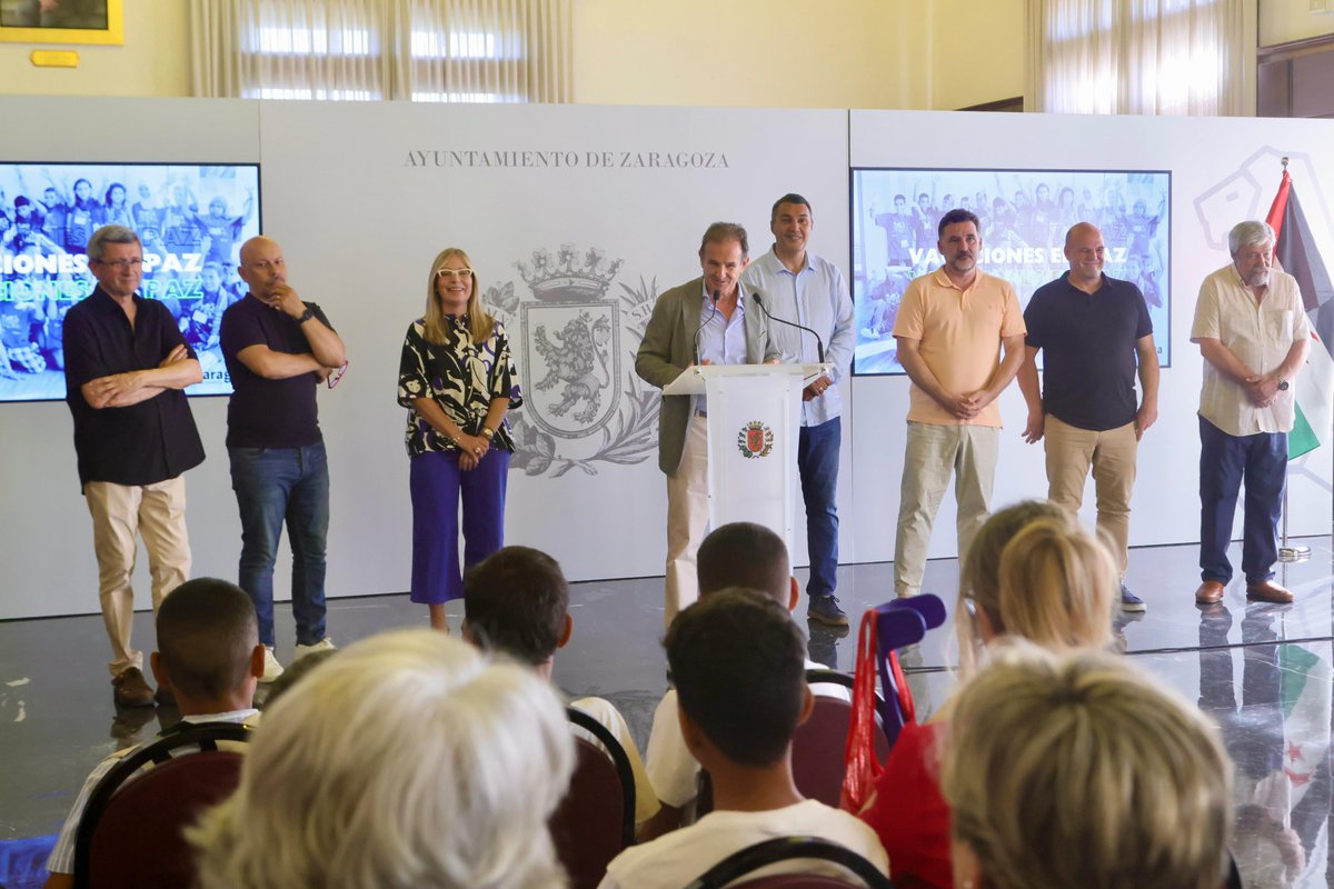 “Bienvenidos al Ayuntamiento, que es vuestra casa”, así ha recibido Ángel Lorén, consejero de Presidencia, Relaciones Institucionales y Seguridad Ciudadana, a los niños y niñas saharauis del programa ‘Vacaciones en paz’ que pasarán este verano con sus familias de acogida.