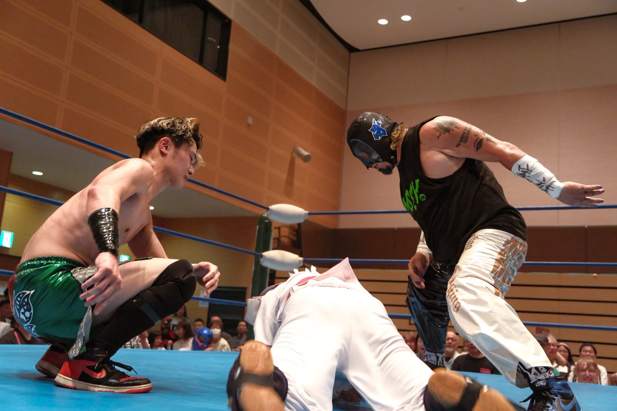 toratigerjiro's tweet photo. 25.7.6 REAL LUCHA LIBRE
RESTART 新起動 〜新たなる道へ〜

リアム・エリック選手
咬牙選手
①

#REALLUCHALIBRE #レアルルチャリブレ #レアル・ルチャ・リブレ #プロレスリングFTO https://t.co/5i6RqE6KxV