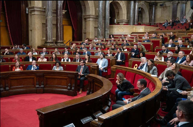 Els partits que van votar a favor de reconèixer les renovables com a interès públic superior a Europa, ahir van bloquejar el mateix a Catalunya. Incoherència política en plena emergència climàtica. ⚖️🇪🇺🌍 #Decret12_2025 #Renovables #TransicióEnergètica

renovemnos.cat/el-parlament-b…