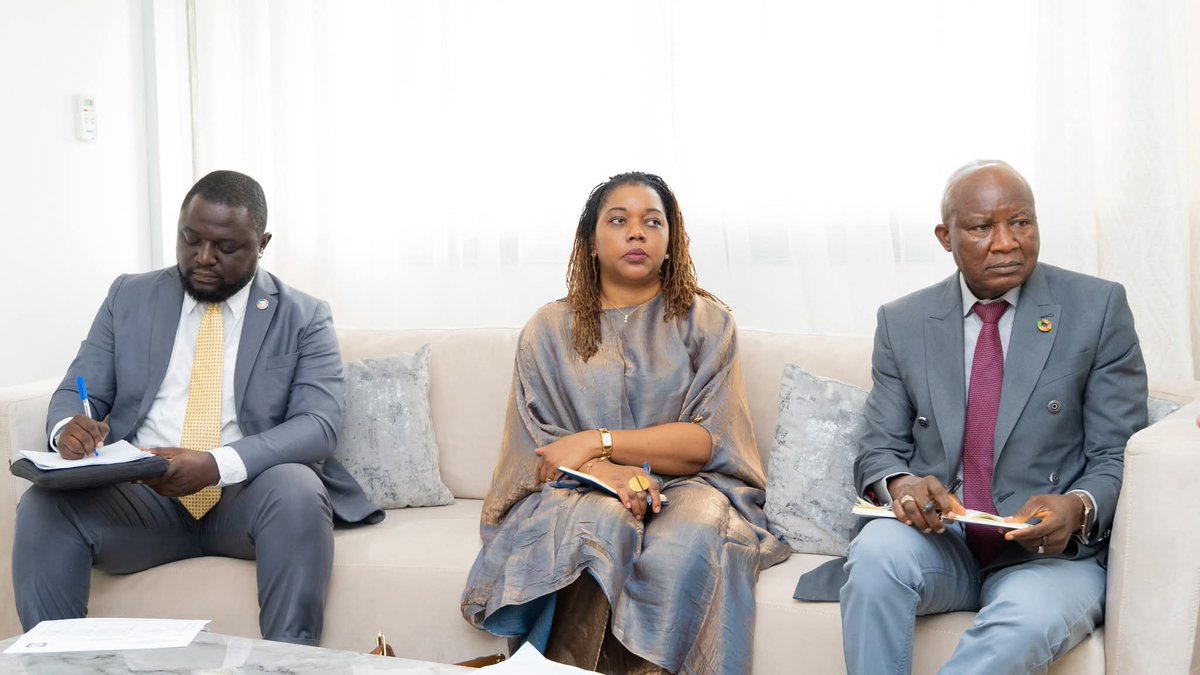 🤝 Le PNUD a rencontré le Ministre de l'Enseignement Supérieur.

➡Échanges sur le hub d’innovation #UniPod à l'USTM.
➡Invitation du Ministre à la présentation du Rapport mondial sur le développement humain 2025 (Franceville) : focus sur #IA &amp; opportunités pour le développement.