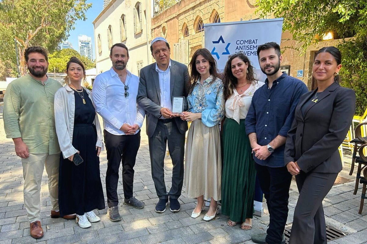 CombatASemitism's tweet image. Yesterday, we honored Imam Hassen Chalghoumi in Israel for his extraordinary courage.
He takes immense risks to fight antisemitism and promote peace between Jews and Muslims.
He is a true hero.