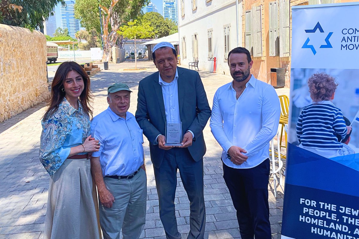CombatASemitism's tweet image. Yesterday, we honored Imam Hassen Chalghoumi in Israel for his extraordinary courage.
He takes immense risks to fight antisemitism and promote peace between Jews and Muslims.
He is a true hero.