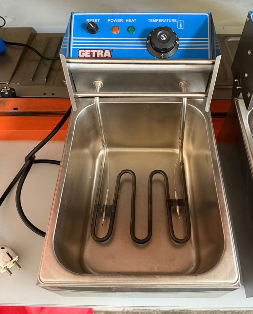 luckycatdela's tweet image. Jual cepat, jual second, wts deep fryer listrik Gea Getra EF-88 (8.5 ltr) pemakaian 2.5 tahun harga 200rb 

Dom jaksel, detail dm yaa 🙏🏻

#zonauang #barangsecond #wts #wtb