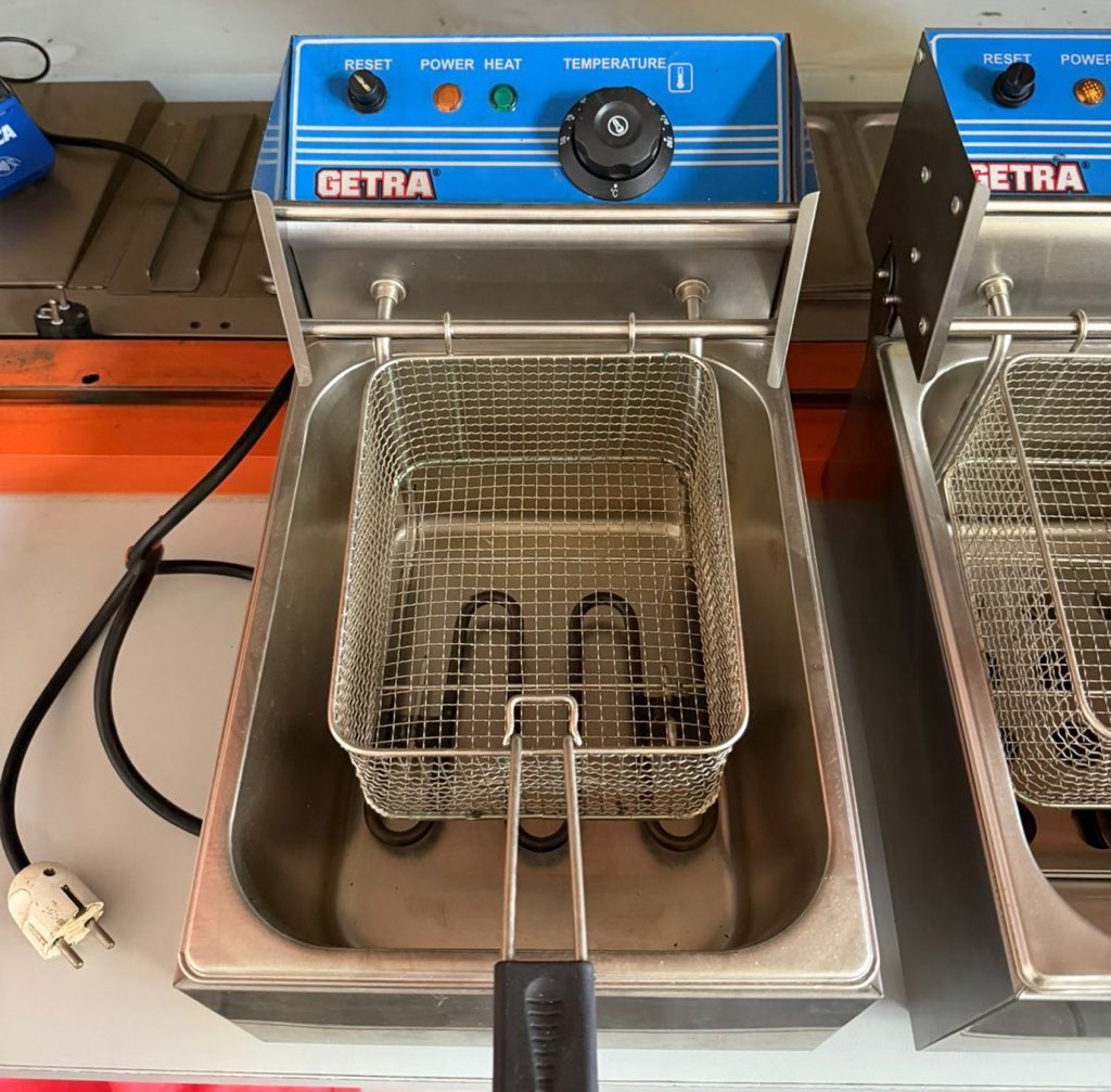 luckycatdela's tweet image. Jual cepat, jual second, wts deep fryer listrik Gea Getra EF-88 (8.5 ltr) pemakaian 2.5 tahun harga 200rb 

Dom jaksel, detail dm yaa 🙏🏻

#zonauang #barangsecond #wts #wtb