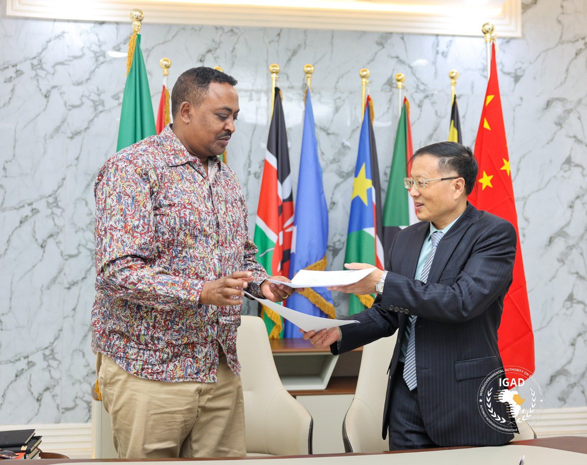 DrWorkneh's tweet image. Today, I received H.E. Ambassador Hu Bin, Ambassador of the People’s Republic of China to Djibouti and accredited to IGAD, for an exchange on regional issues.
We also signed a grant agreement aimed at strengthening institutional support to IGAD. I am grateful for China’s…