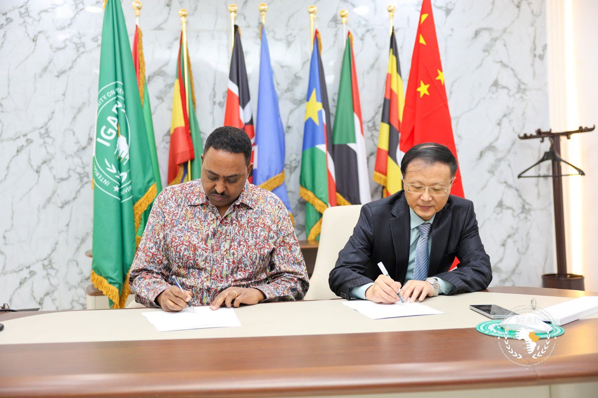 DrWorkneh's tweet image. Today, I received H.E. Ambassador Hu Bin, Ambassador of the People’s Republic of China to Djibouti and accredited to IGAD, for an exchange on regional issues.
We also signed a grant agreement aimed at strengthening institutional support to IGAD. I am grateful for China’s…