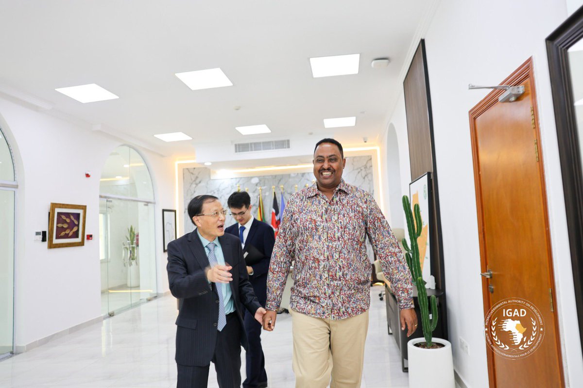 DrWorkneh's tweet image. Today, I received H.E. Ambassador Hu Bin, Ambassador of the People’s Republic of China to Djibouti and accredited to IGAD, for an exchange on regional issues.
We also signed a grant agreement aimed at strengthening institutional support to IGAD. I am grateful for China’s…
