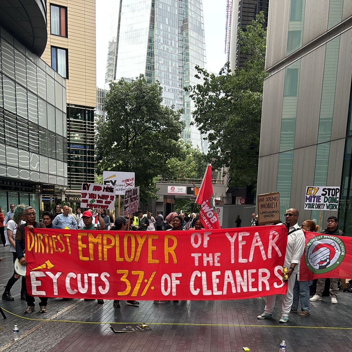 ✊ Solidarity with the striking <a href="/IWGBunion/">IWGB</a> Ernst and Young cleaners.