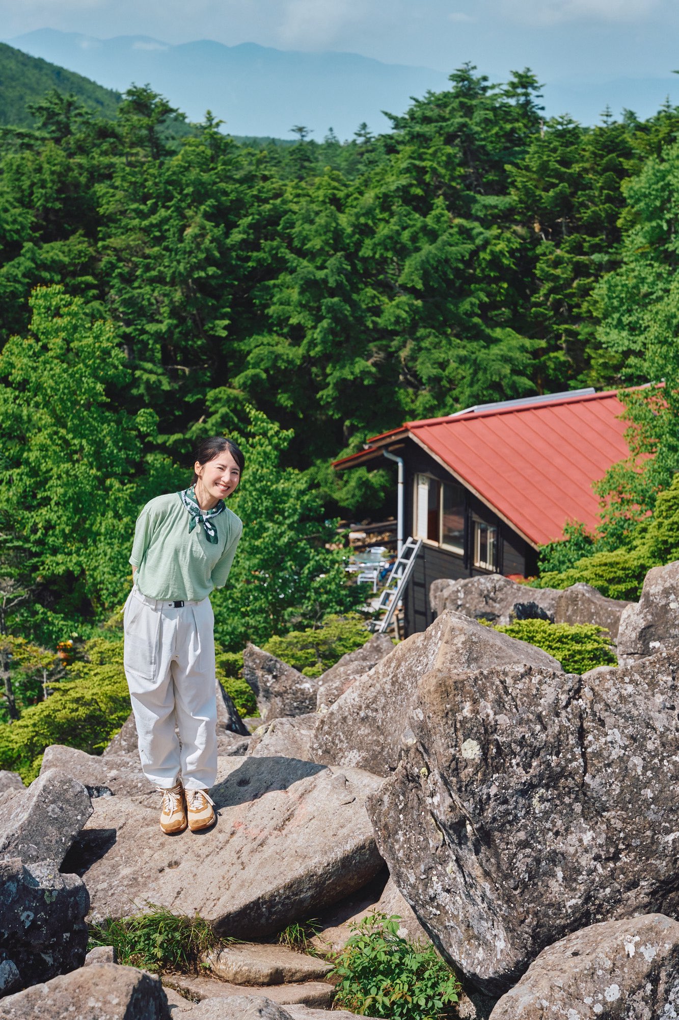 景石（八ヶ岳） ①② 高見石(北八ヶ岳)のてっぺんから望む白駒池です。 ③ 白駒