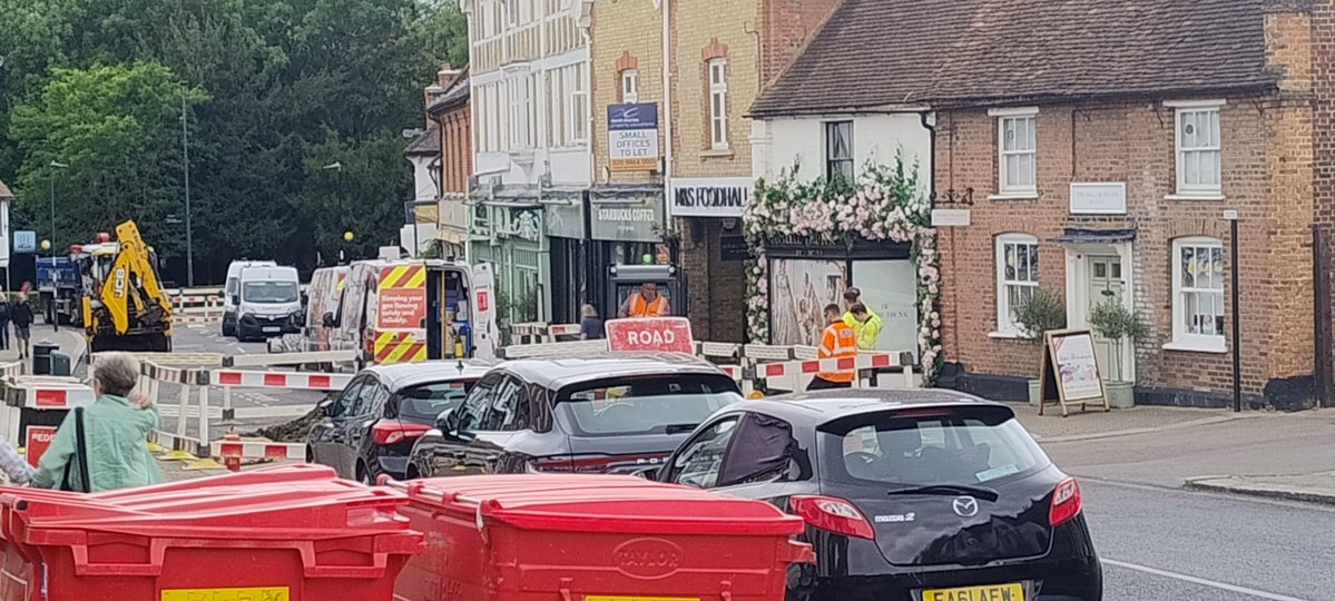 PinnerLocal's tweet image. #Pinner High St Roadworks. No through Rd &amp;amp; some parking spaces closed off. To get to the @QueensHeadPinn own car park use Paines Lane @PinnerAssociat @Pinner_Business @angieschemist @harrow_council
